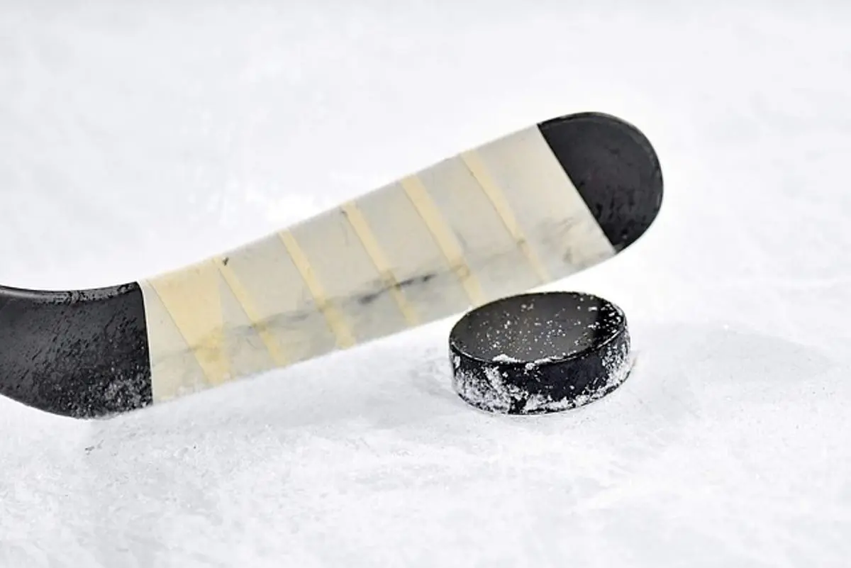 hockey-stick-and-puck