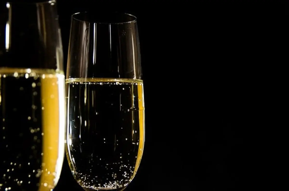 sparkling-wine-glasses