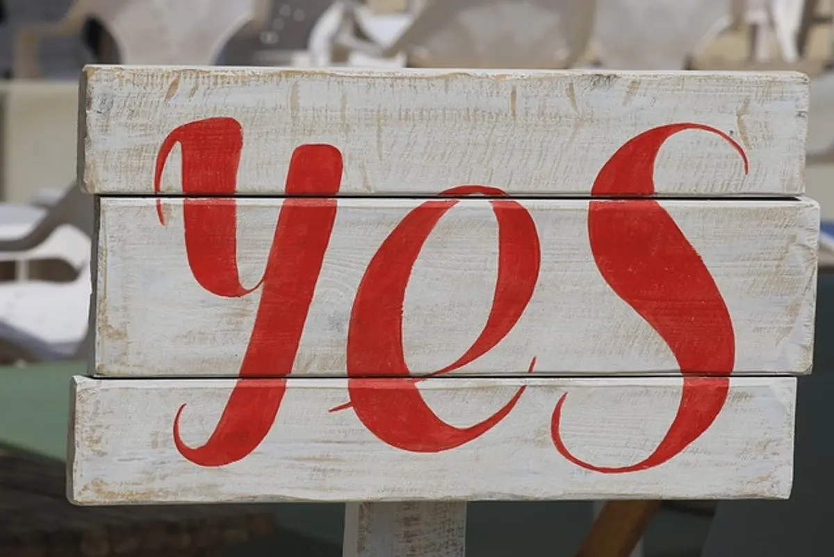 wooden-sign-with-word-yes