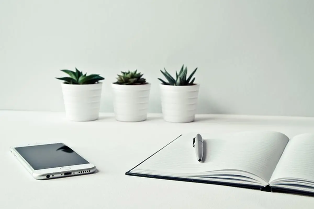 notepad-pen-smartphone-on-a-desk