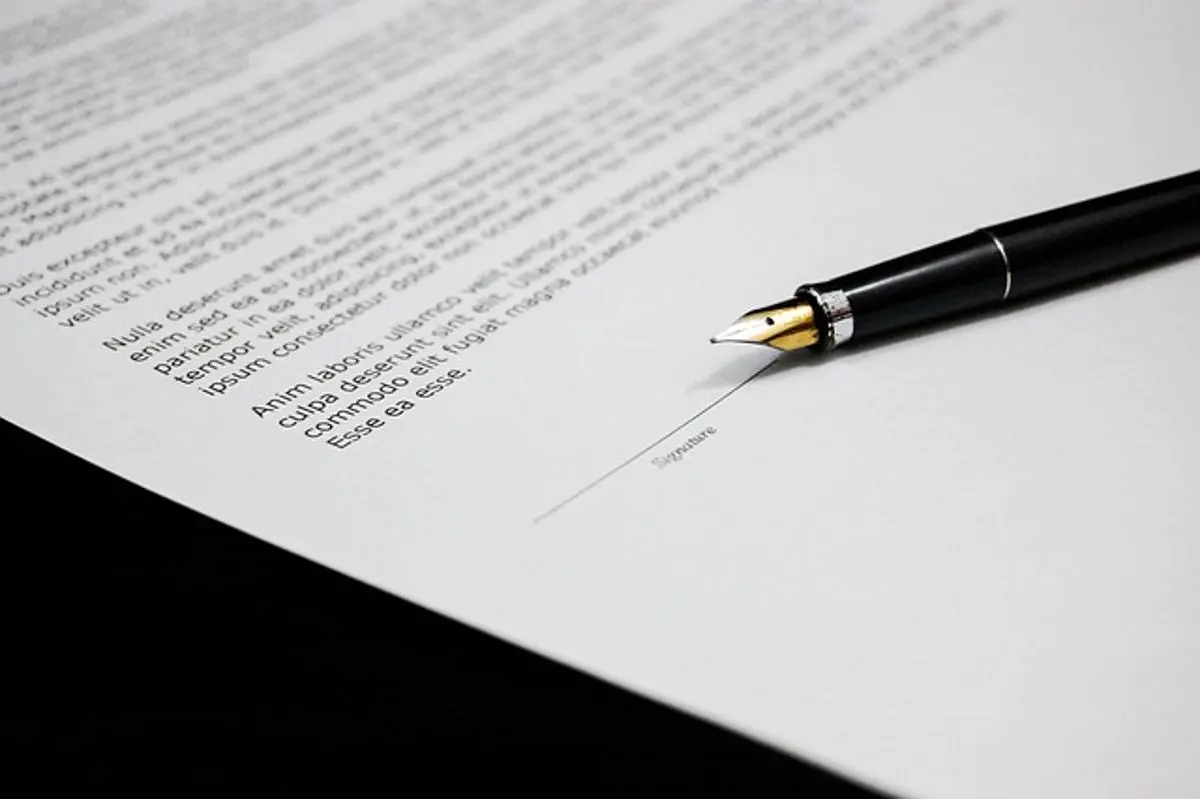 document-agreement-and-pen