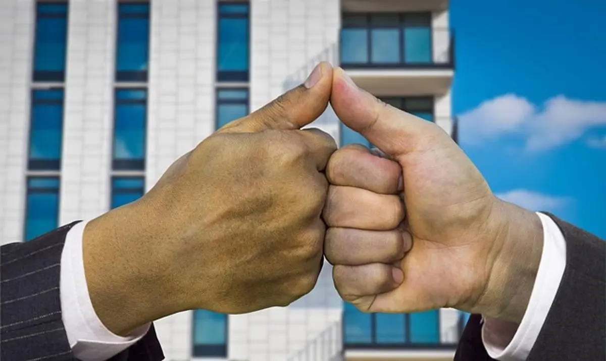 two-hands-holding-thumbs-up