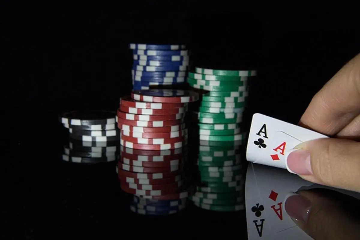 poker-chips-and-two-aces