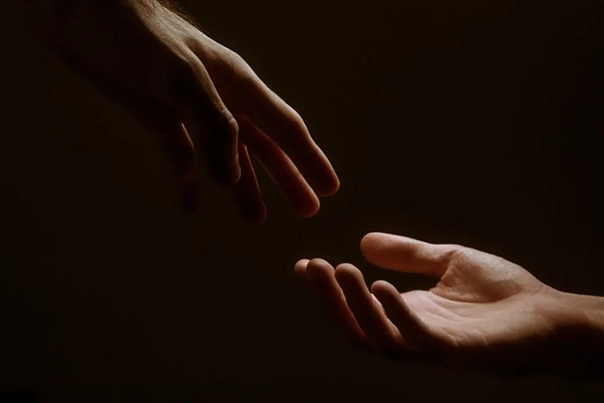 hands-reaching-each-other