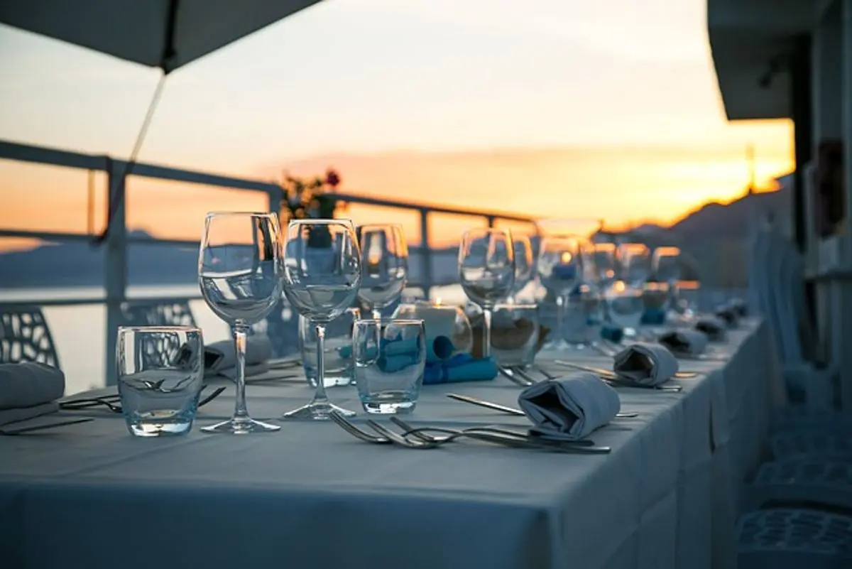 restaurant-table-with-glassware-and-cutlery