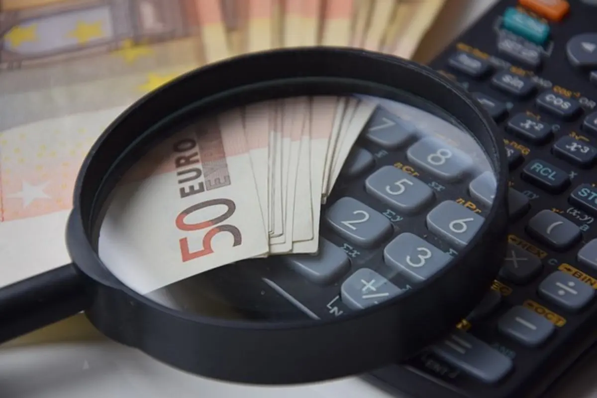 calcualtor-and-money-50-euro-note