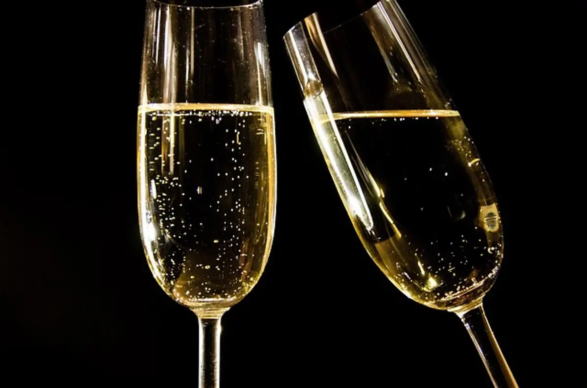 sparkling-wine-toast-celebration