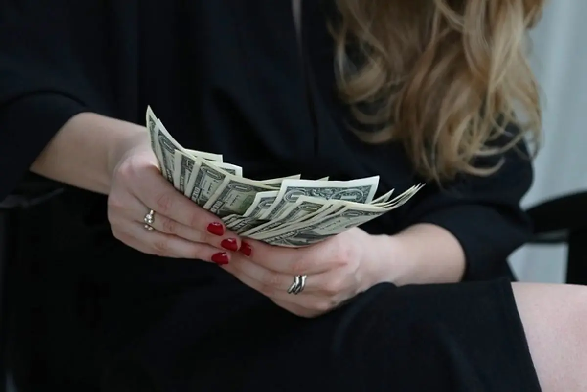 woman-holding-us-dollars