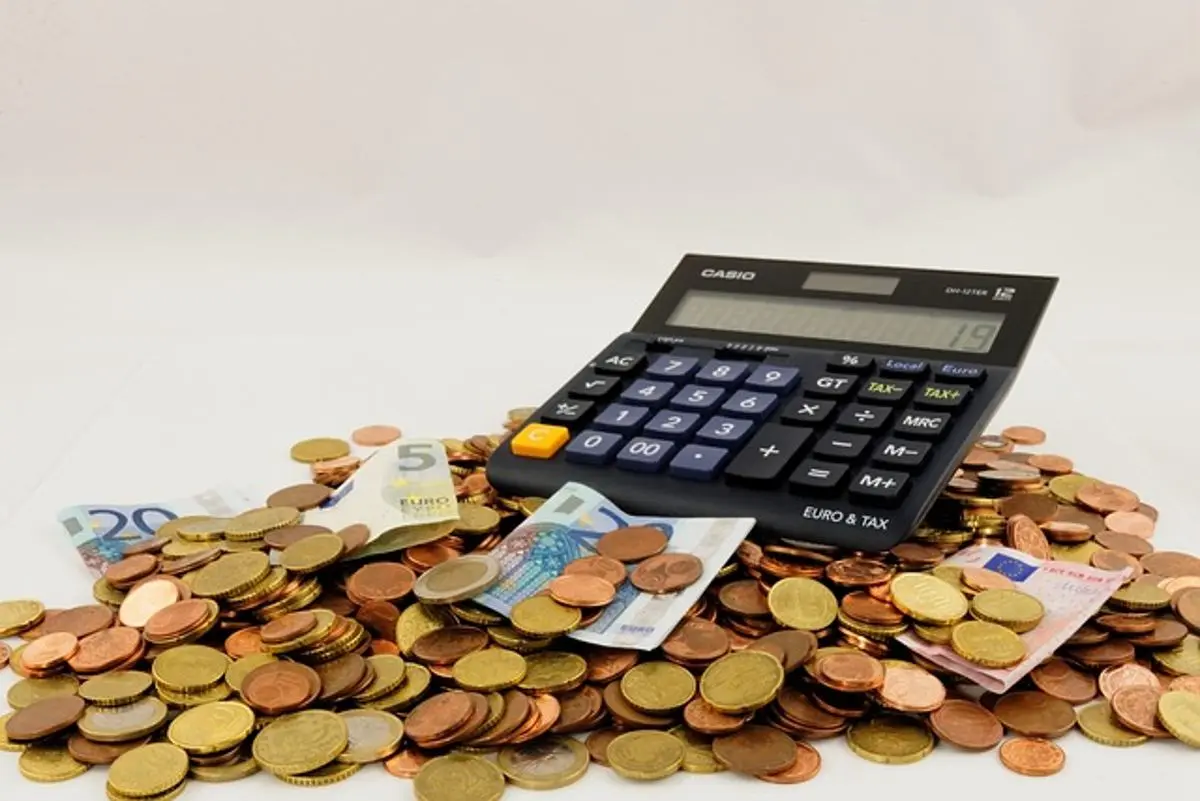 finance-calculator-and-money