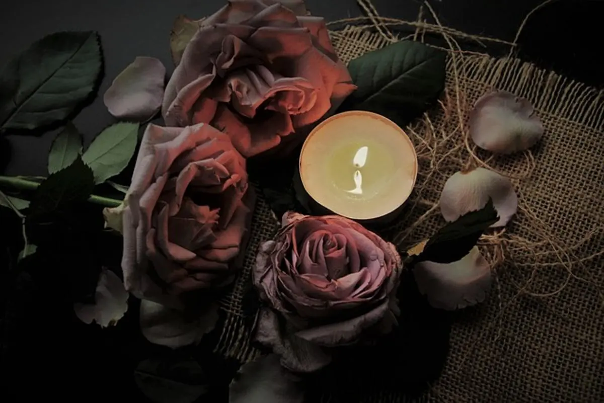 candle-and-roses