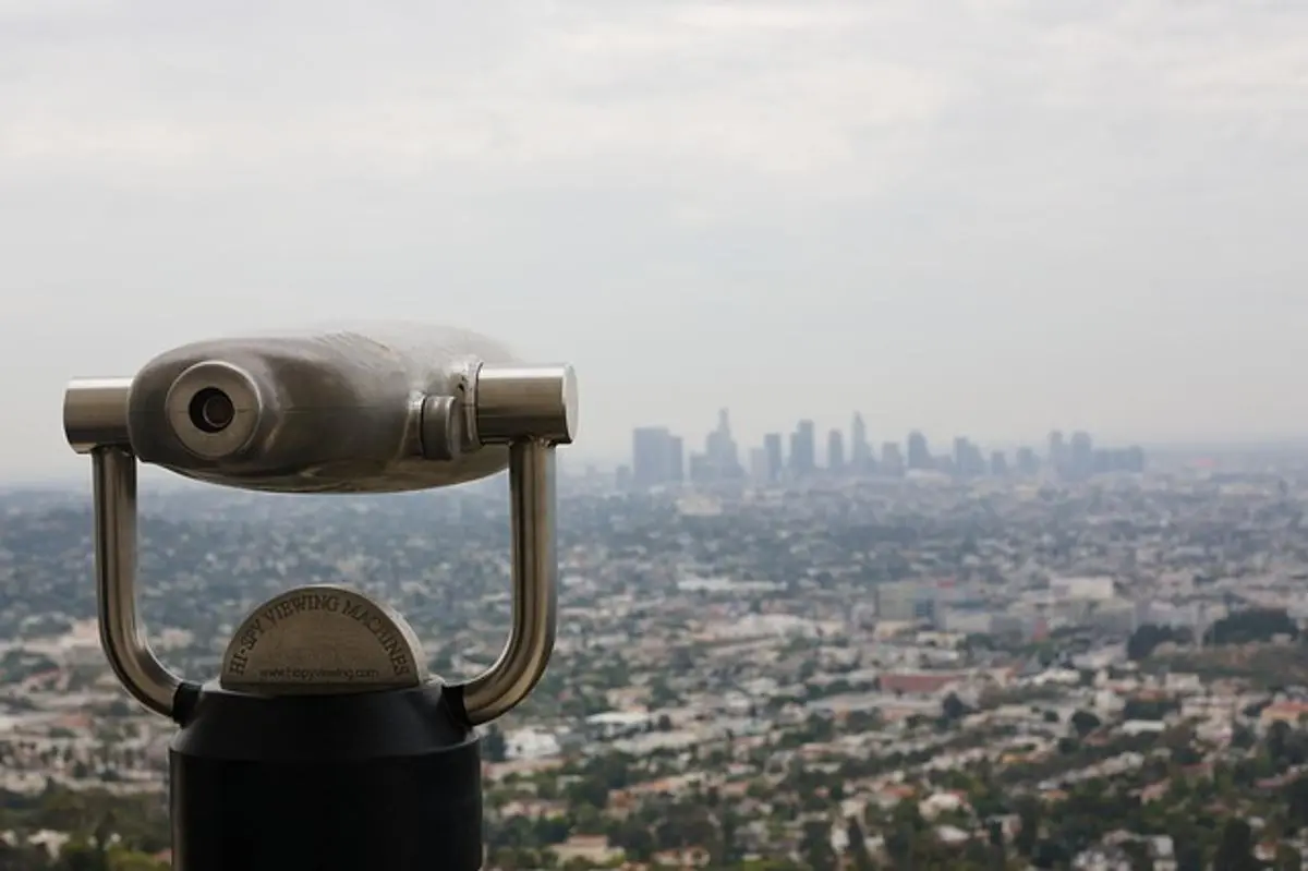 binoculars-and-cityscape-background