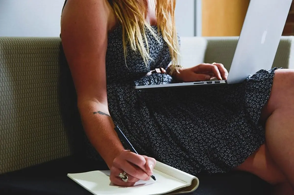businesswoman-with-notepad-and-laptop