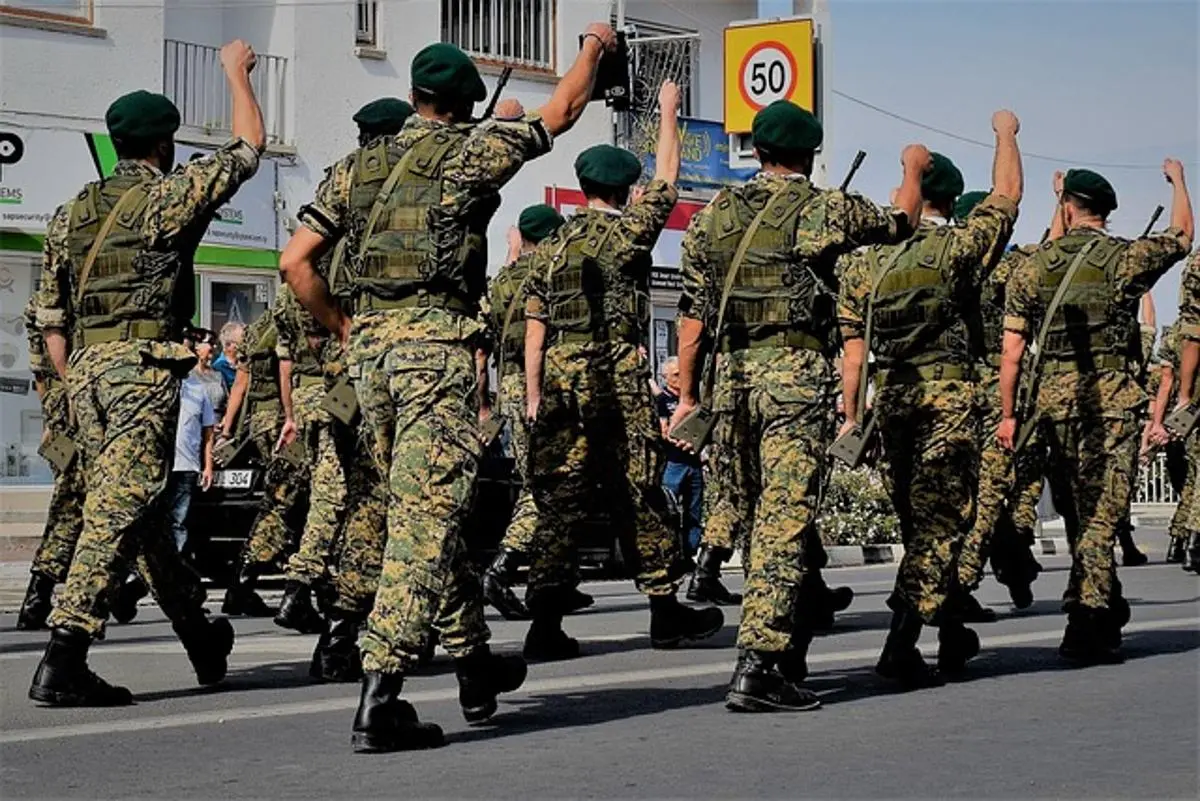 soldiers-in-uniform-marching