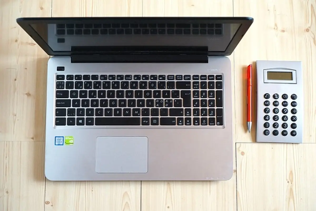 laptop-and-calculator