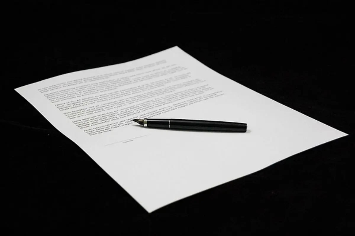 document-agreement-and-pen
