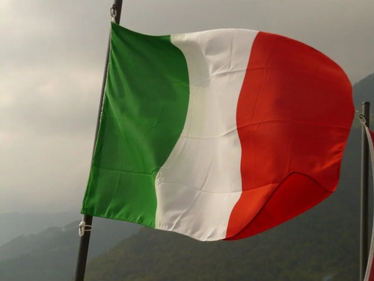 italian-flag-on-a-pole