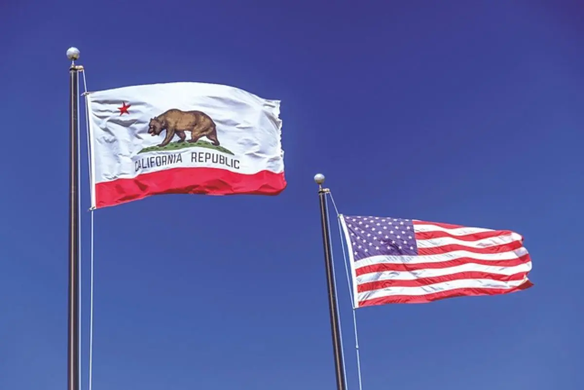 california-flag-and-us-flag