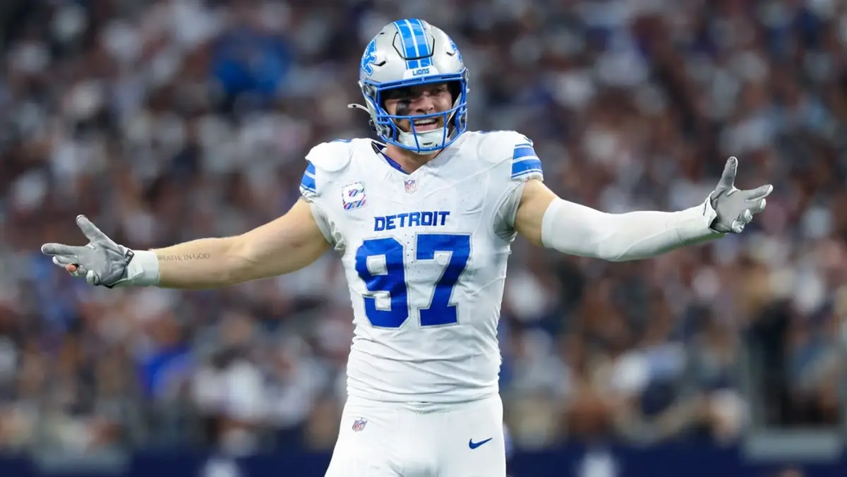 Detroit Lions Aidan Hutchinson reacts during the second quarter against the Dallas Cowboys at AT&T Stadium.  Data Skrive (via Lionswire)