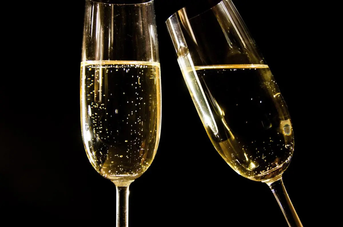 sparkling-wine-glasses
