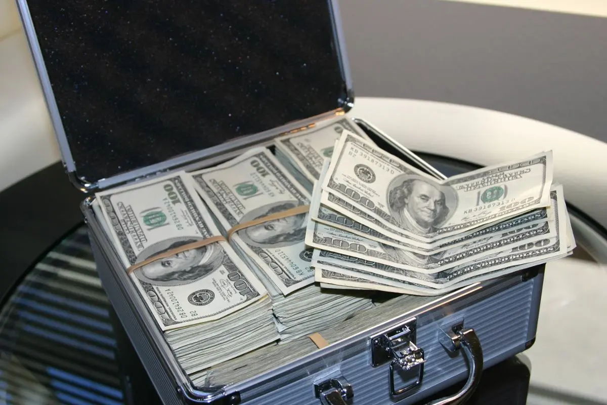 money-us-100-dollar-bills
