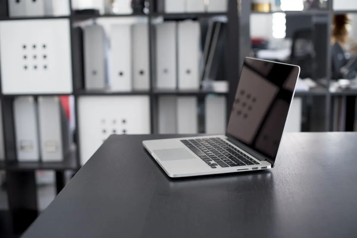 office-room-and-laptop