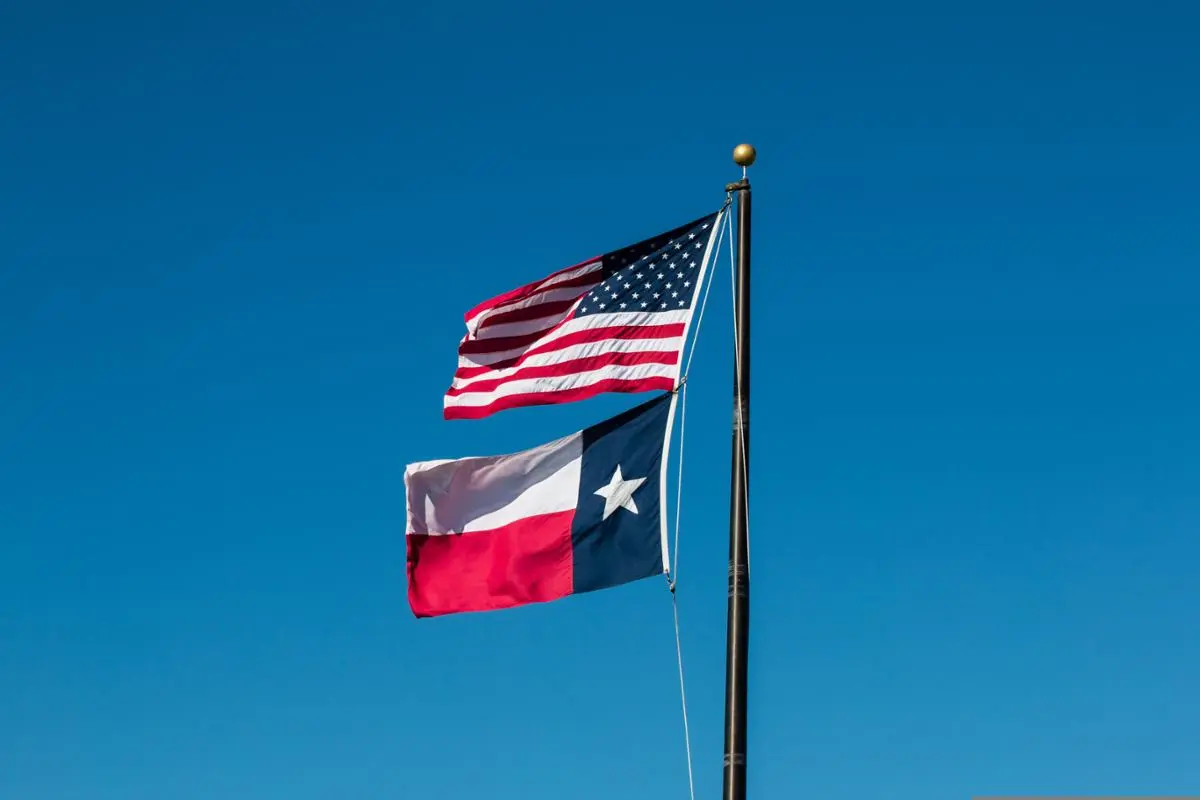 texas-flag-and-us-flag