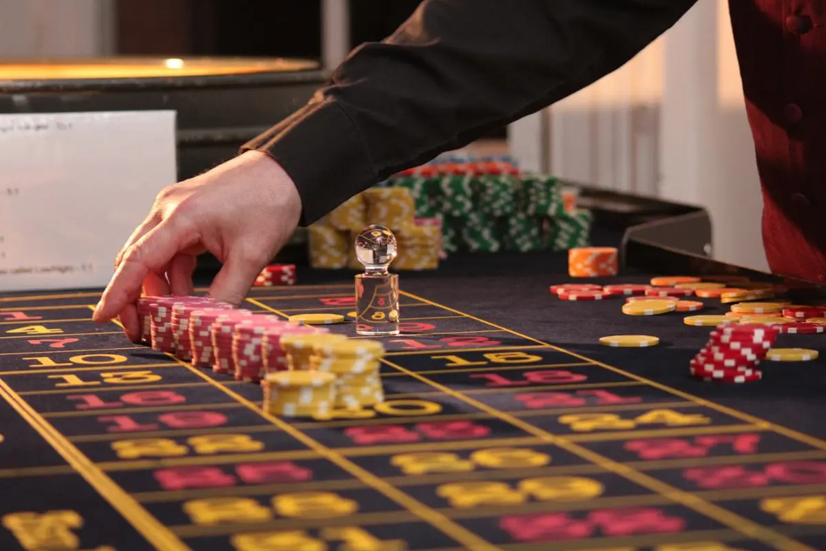 roulette-table-and-chips