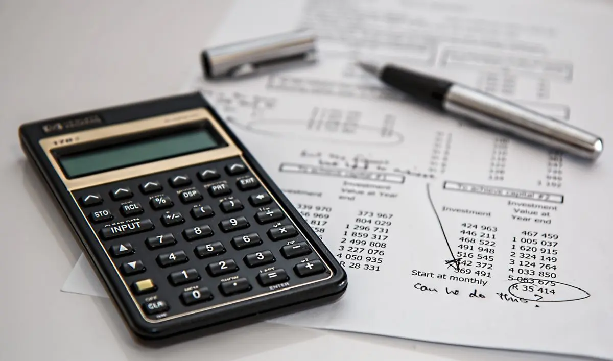 calculator-and-financial-report