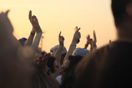 hands-in-the-air-concert