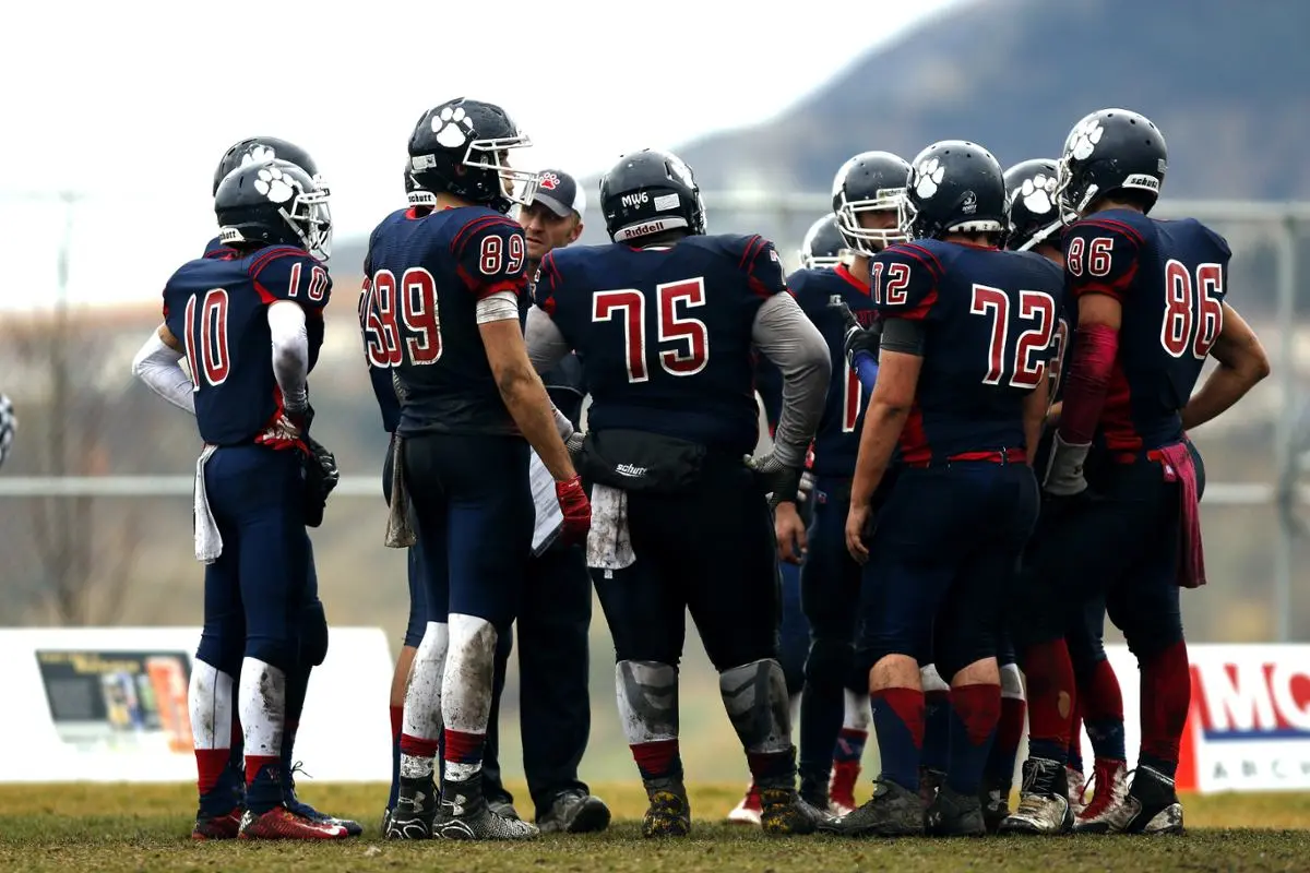 american-football-team-huddle