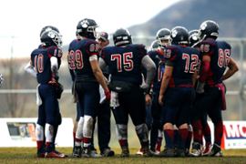 american-football-team-huddle