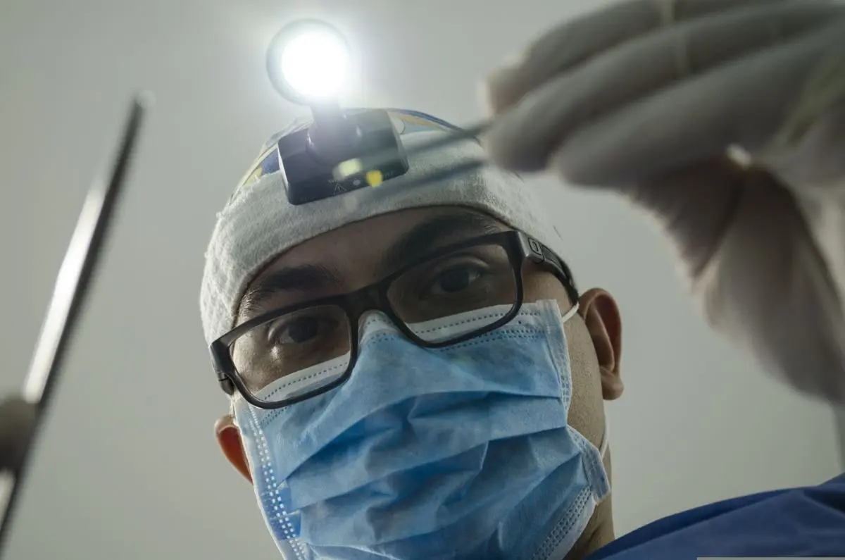 dentist-with-gloves-glasses-and-mask