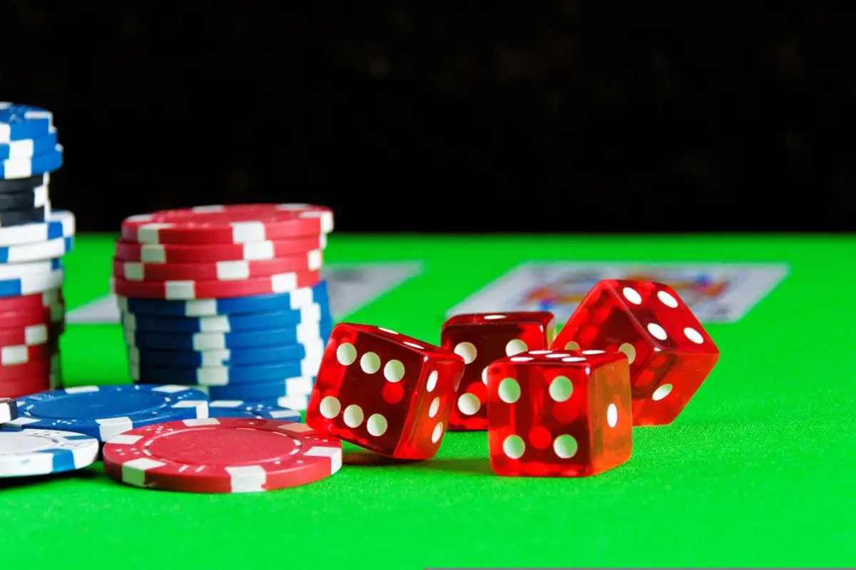 poker-chips-and-die