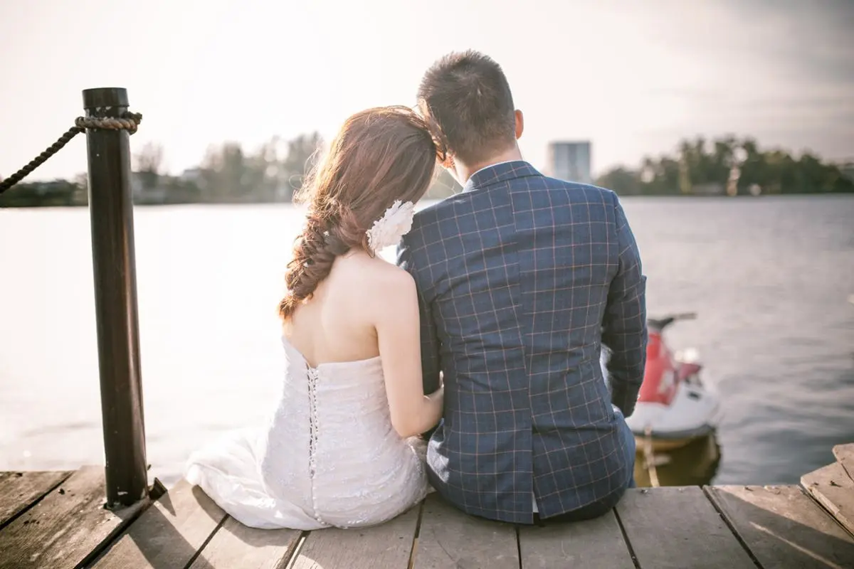 couple-married-at-pier