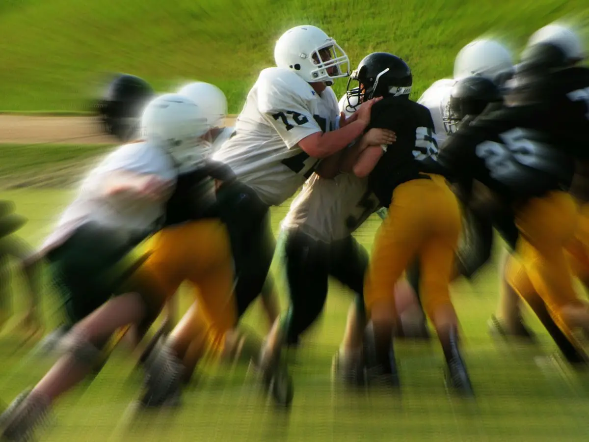 american-football-players-tackle