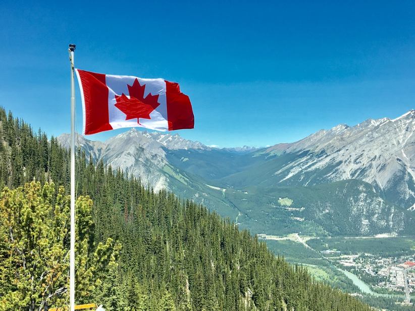 canadian-flag-in-daylight