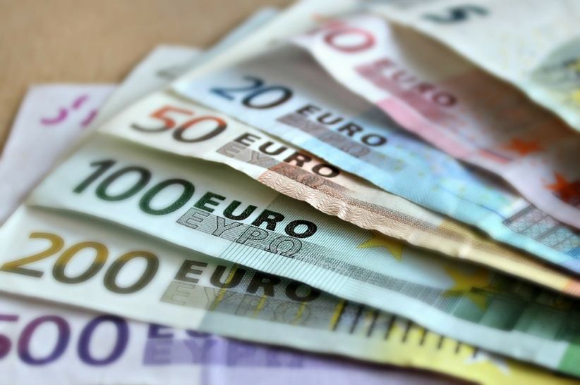 multiple-bank-notes-euros