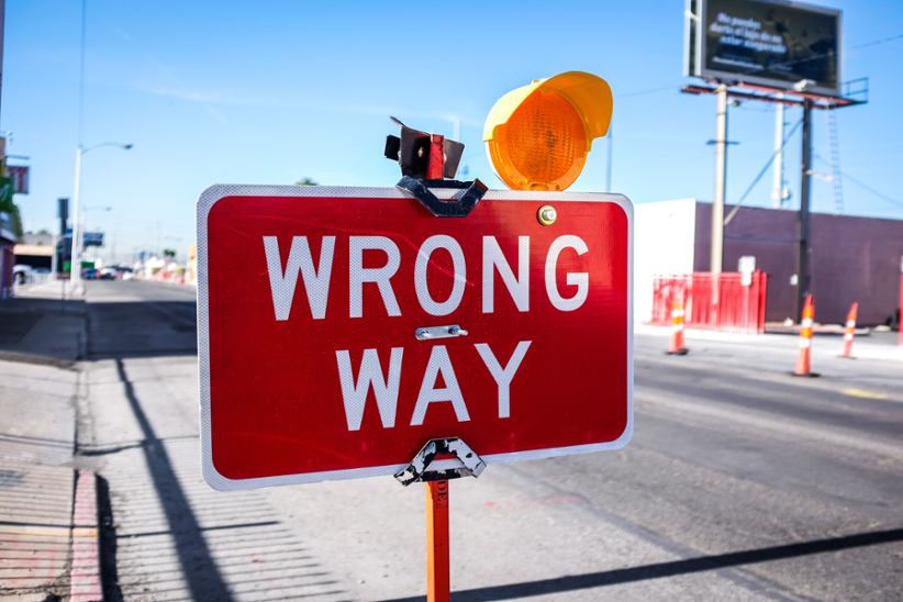 A sign that says wrong way.