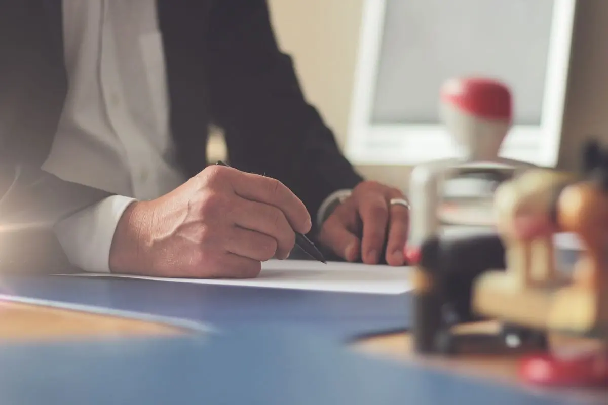 business-men-signing-documents