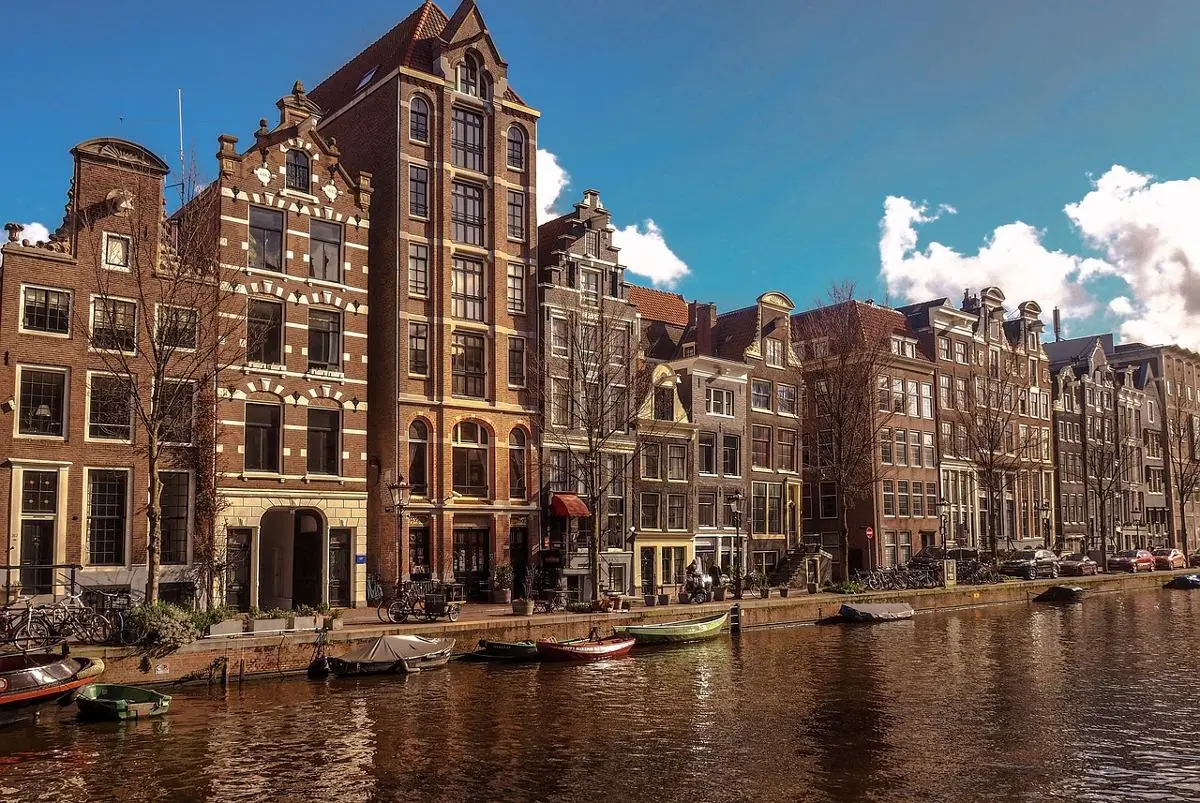 amsterdam-canal-houses