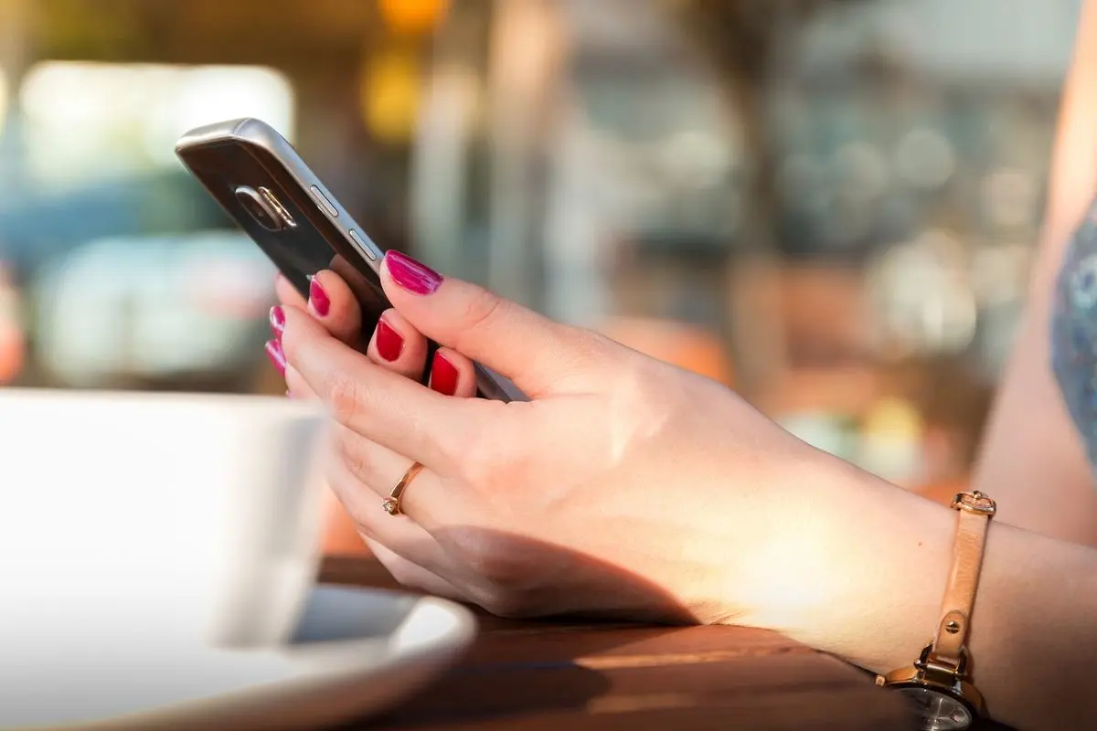 woman-holding-smartphone