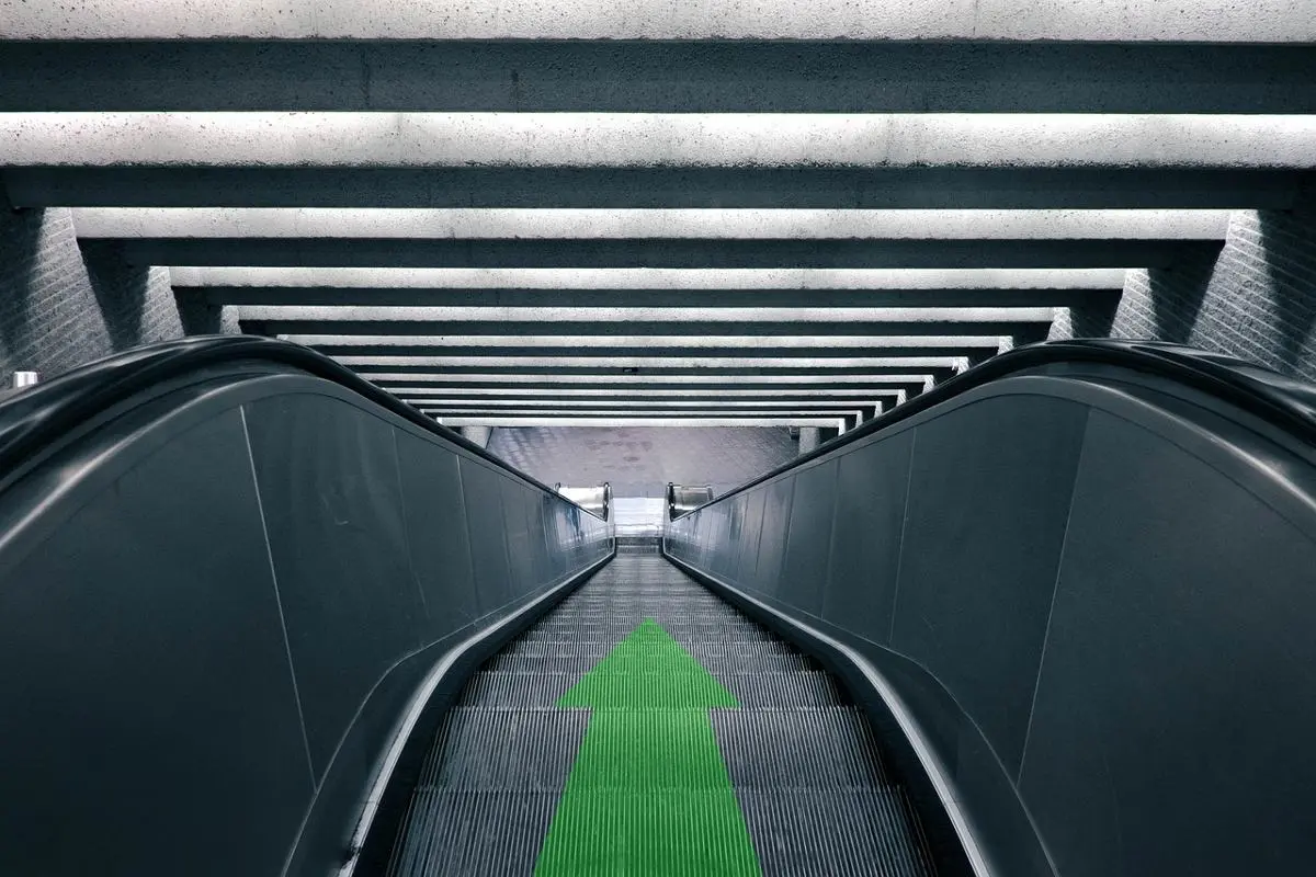 escalator-going-down