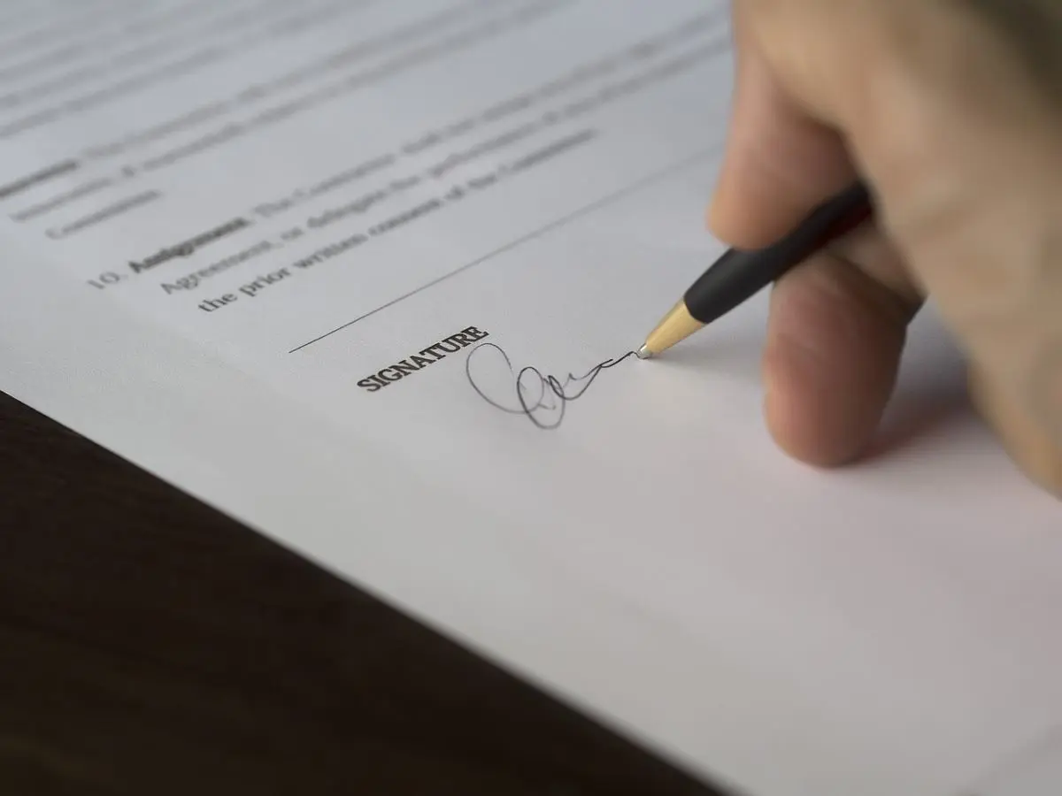 close-up-photo-businessman-signing-document