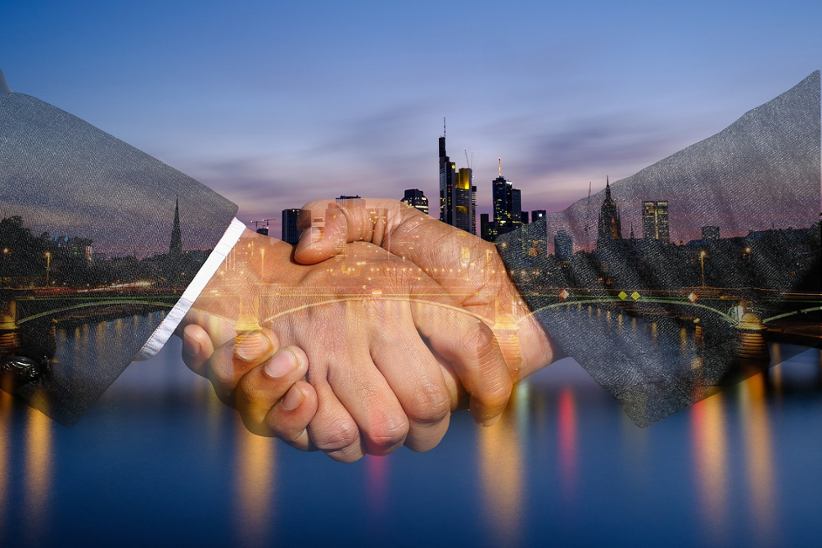shaking-hands-with-cityscape-background