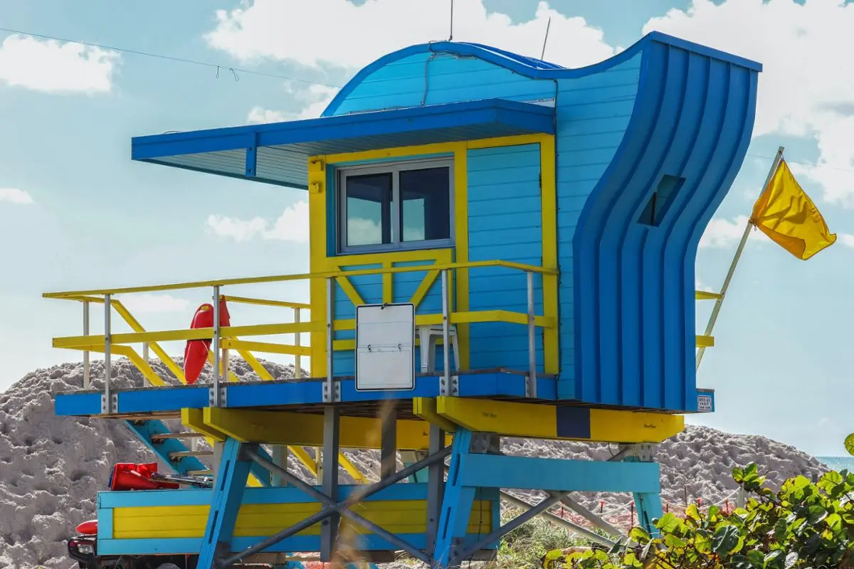 A hut on the beacher for rescuers.