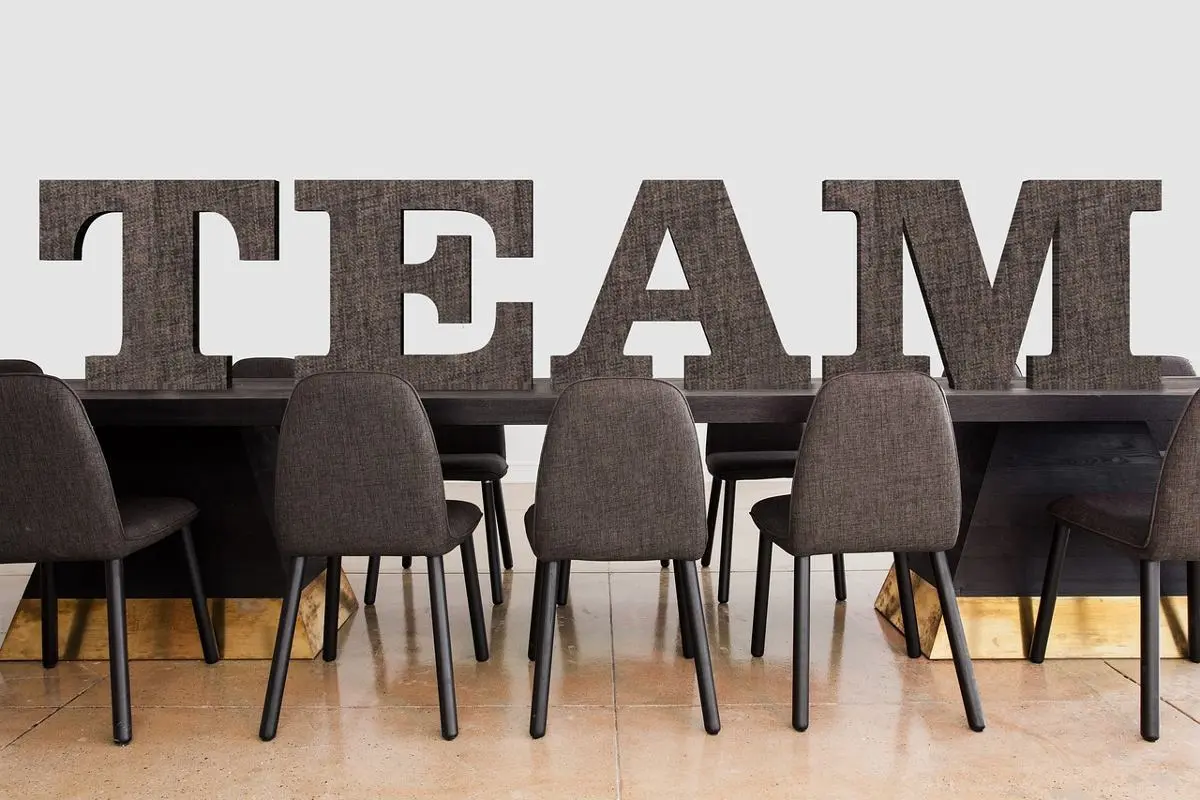 desk-and-chairs-conference-room-with-word-team-written-on-wall