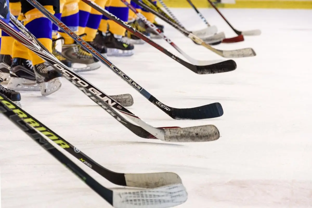 hockey-players-holding-sticks