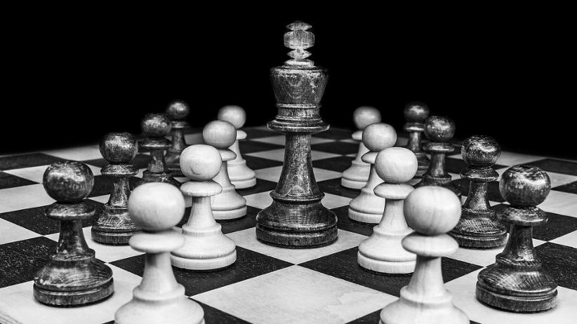 chess-figures-king-in-the-middle