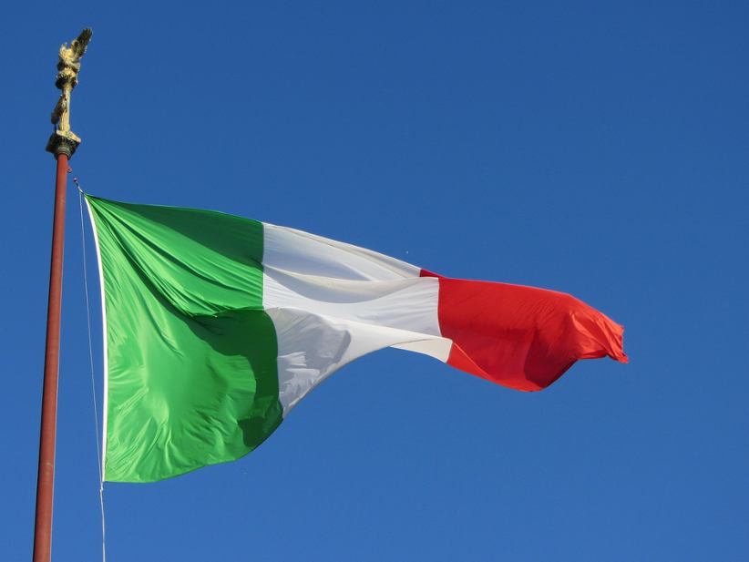 italy-flag-waiving-in-air-on-a-pole