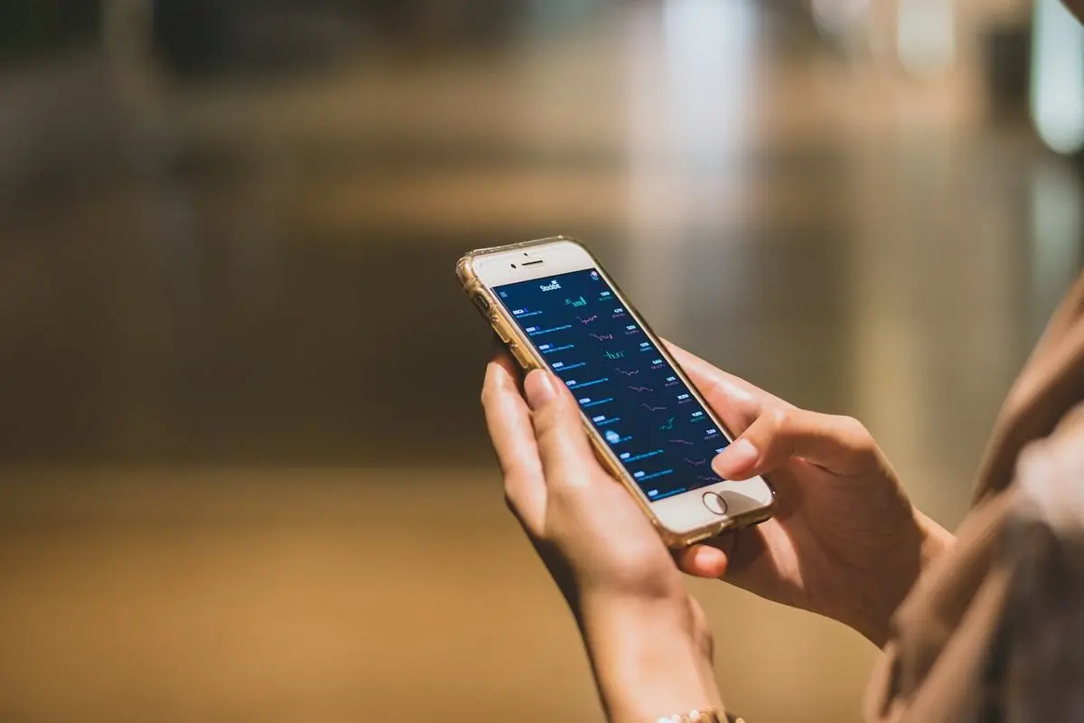woman-holding-smartphone